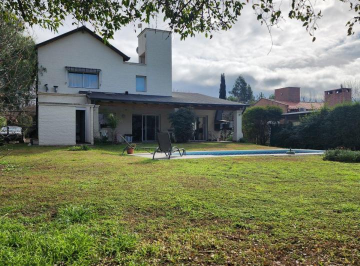 Casa · 250m² · 9 Ambientes · 2 Cocheras