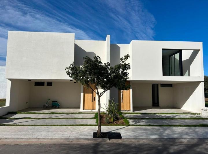 Casa · 185m² · 5 Ambientes · 4 Cocheras