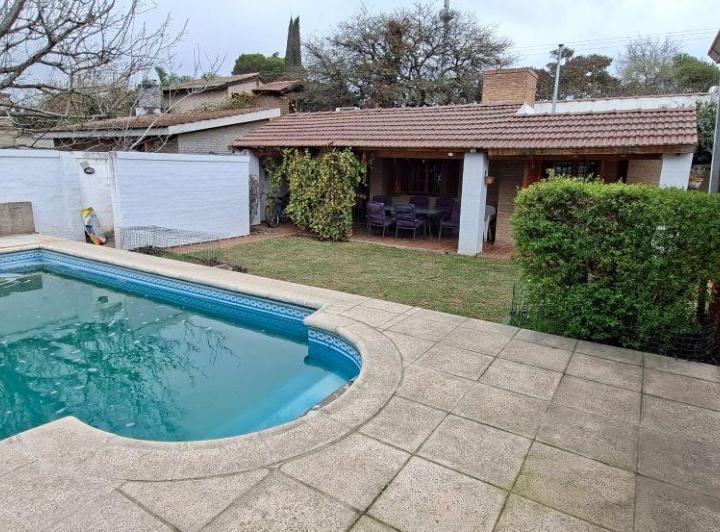 Casa · 221m² · 6 Ambientes · 2 Cocheras