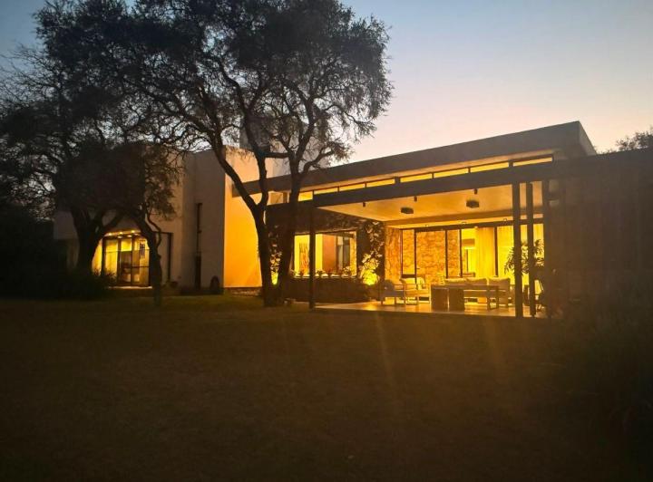 Casa · 350m² · 7 Ambientes · 3 Cocheras