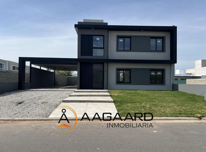 Casa · 155m² · 5 Ambientes · 4 Cocheras