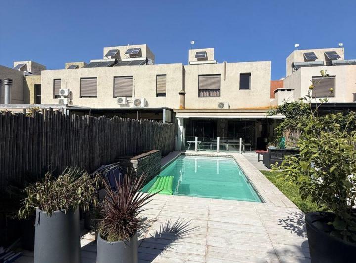Casa · 180m² · 3 Ambientes · 2 Cocheras