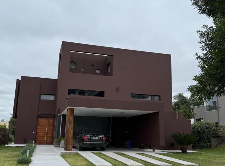 Casa · 360m² · 4 Ambientes · 2 Cocheras