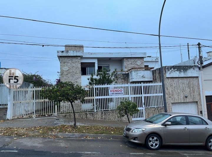 Casa · 305m² · 8 Ambientes · 1 Cochera
