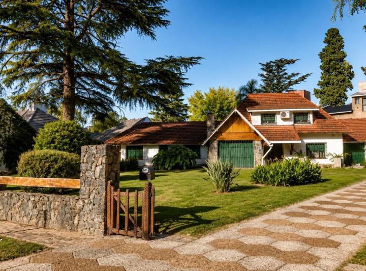 Casa · 347m² · 14 Ambientes · 3 Cocheras