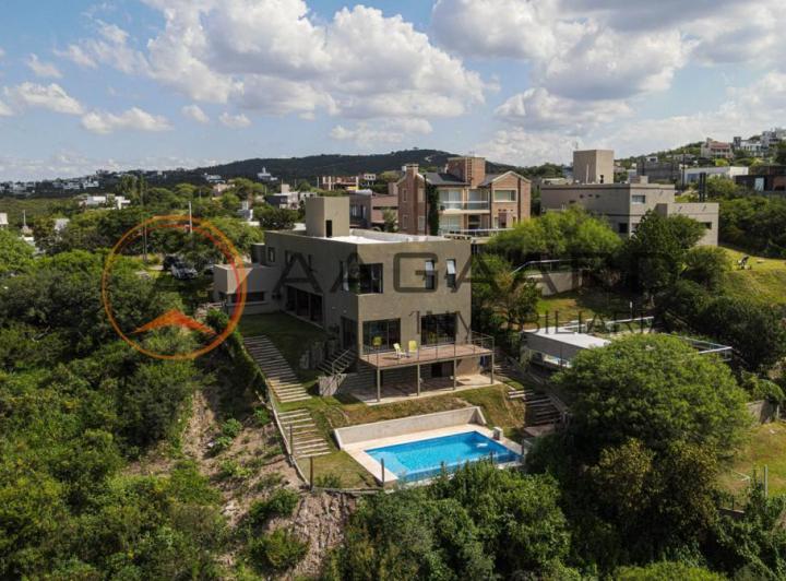 Casa · 500m² · 8 Ambientes · 2 Cocheras
