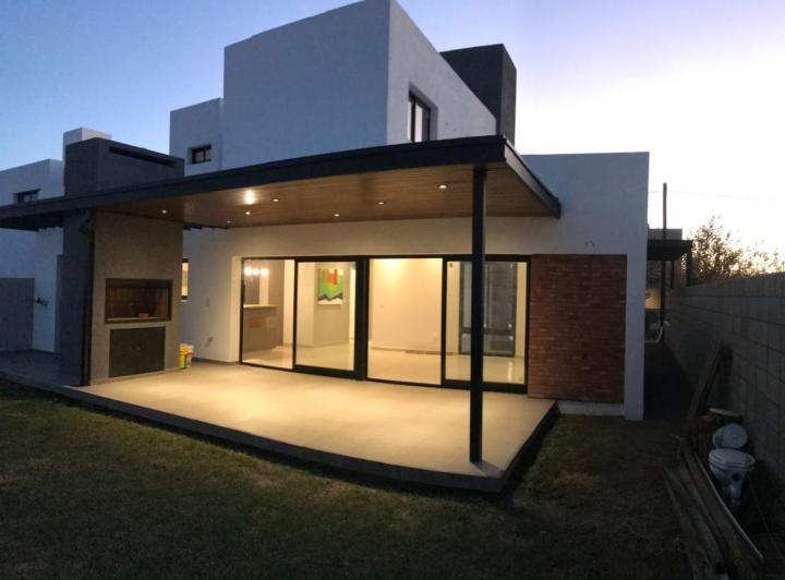 Casa · 150m² · 4 Ambientes · 2 Cocheras