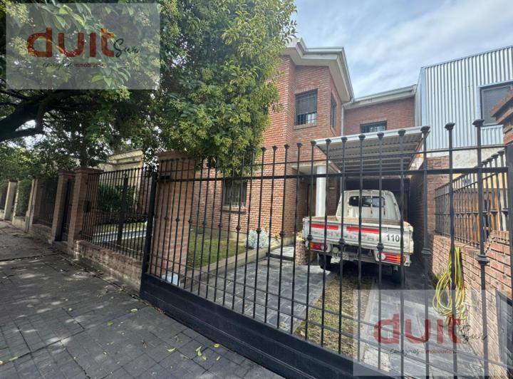 Casa · 220m² · 7 Ambientes · 1 Cochera
