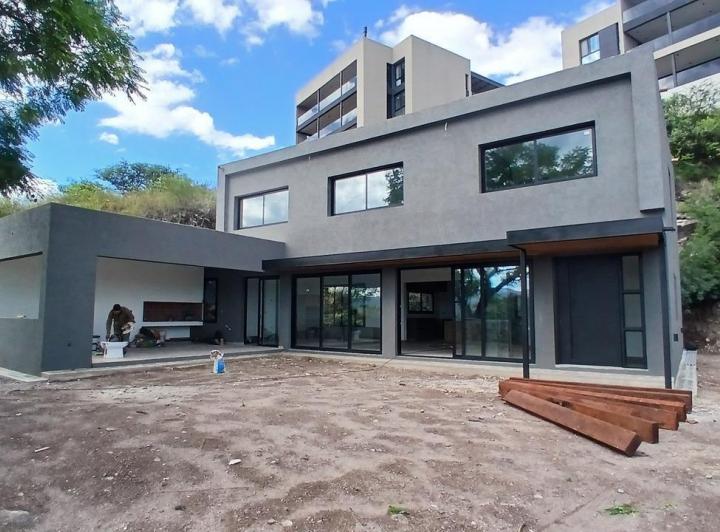 Casa · 320m² · 6 Ambientes · 2 Cocheras