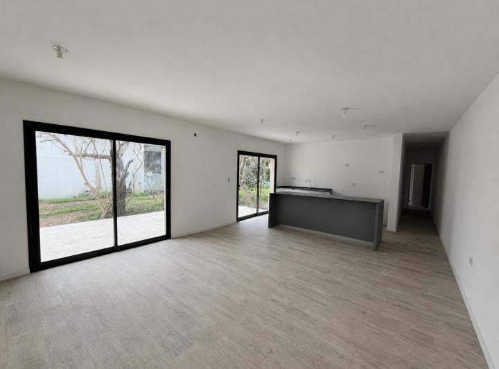 Casa · 83m² · 2 Dormitorios · 2 Cocheras