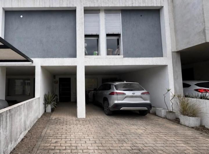 Casa · 180m² · 6 Ambientes · 2 Cocheras