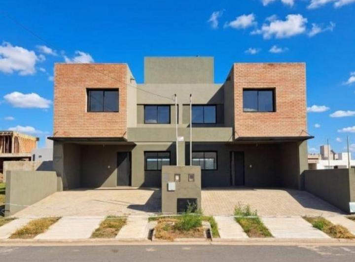 Casa · 125m² · 4 Ambientes · 2 Cocheras