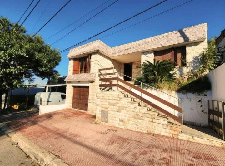Casa · 163m² · 10 Ambientes · 1 Cochera