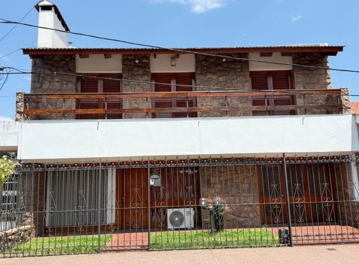 Casa · 245m² · 9 Ambientes · 1 Cochera