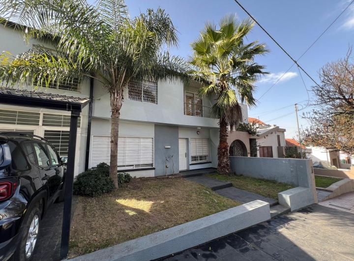 Casa · 173m² · 5 Ambientes · 2 Cocheras