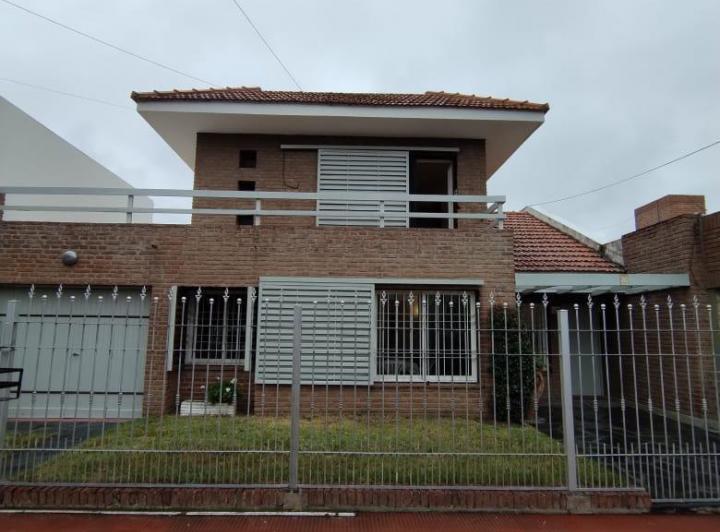 Casa · 7 Ambientes · 1 Cochera