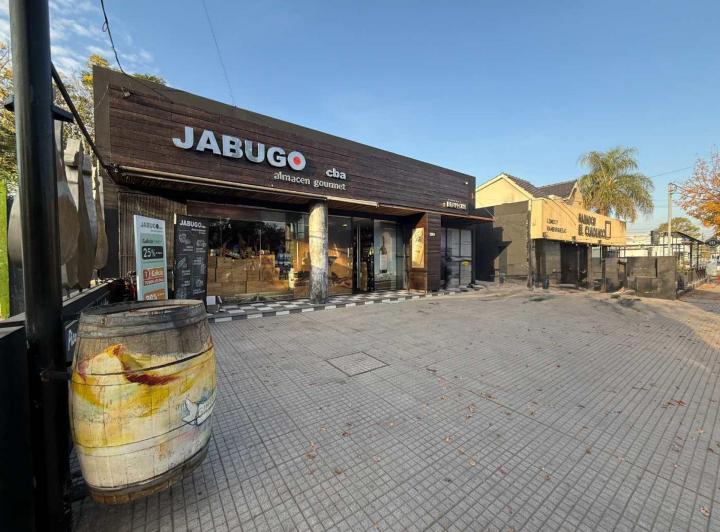 Casa · 325m² · 6 Ambientes · 2 Cocheras