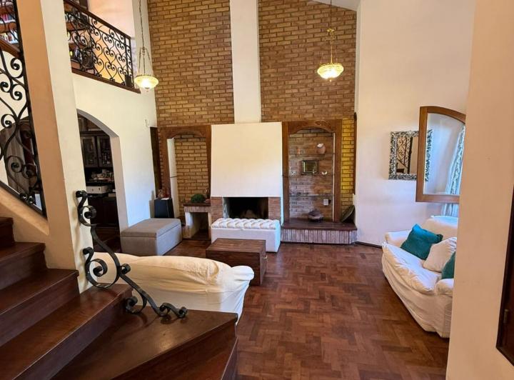 Casa · 348m² · 6 Ambientes · 2 Cocheras