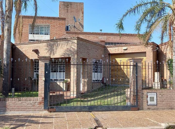 Casa · 171m² · 8 Ambientes · 2 Cocheras