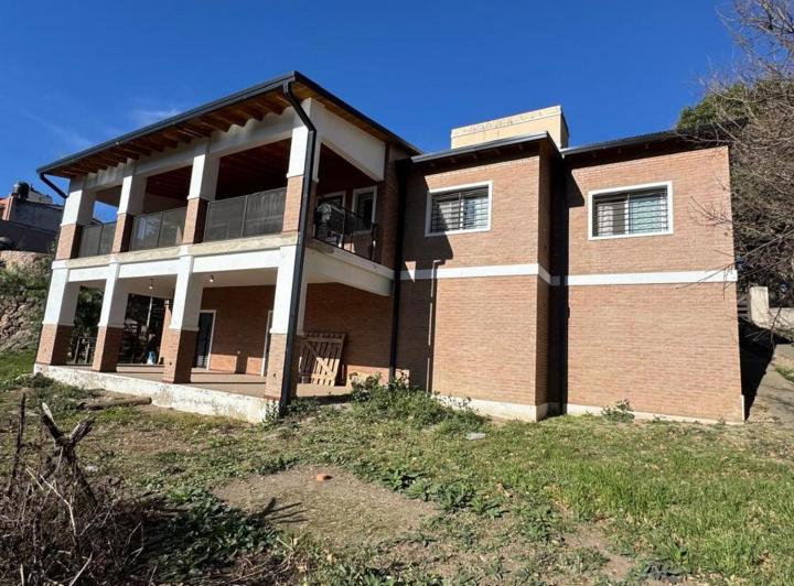 Casa · 248m² · 6 Ambientes · 1 Cochera