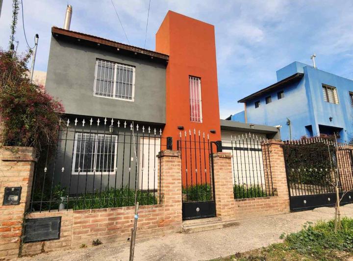Casa · 140m² · 8 Ambientes · 3 Cocheras