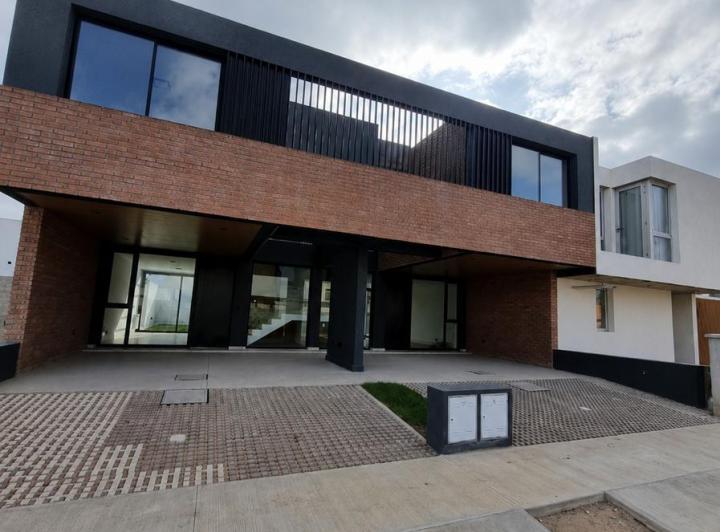 Casa · 125m² · 3 Ambientes · 2 Cocheras
