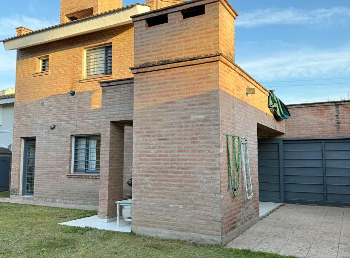 Casa · 200m² · 5 Ambientes · 2 Cocheras
