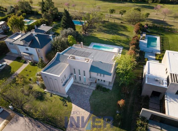 Casa · 430m² · 4 Ambientes · 2 Cocheras