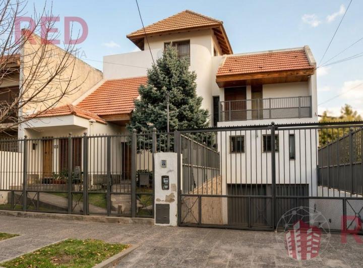 Casa · 383m² · 7 Ambientes · 1 Cochera