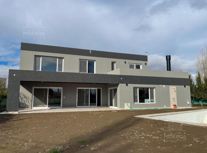 Casa · 321m² · 8 Ambientes · 2 Cocheras