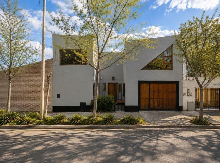 Casa · 300m² · 5 Ambientes · 3 Cocheras