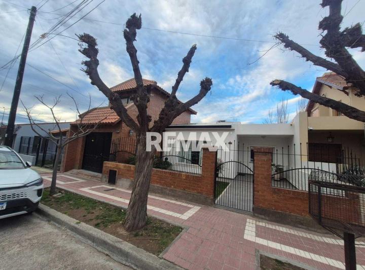 Casa · 223m² · 7 Ambientes · 1 Cochera