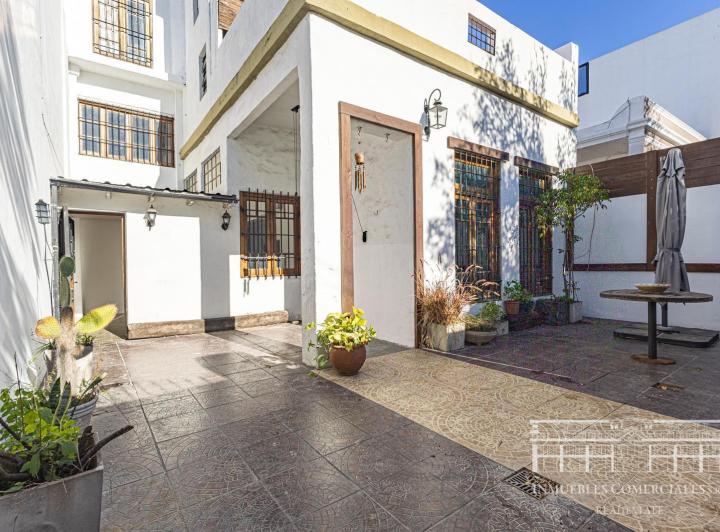 Casa · 240m² · 5 Ambientes