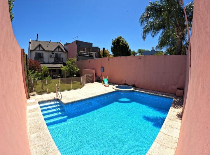 Casa · 242m² · 6 Ambientes · 2 Cocheras