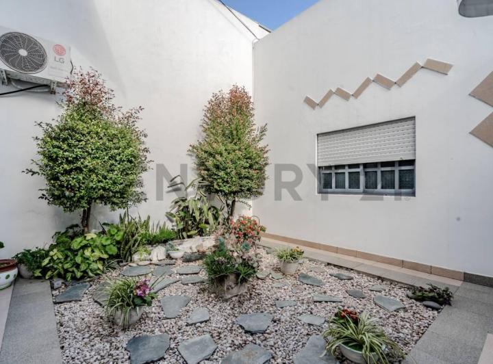 Casa · 210m² · 4 Ambientes · 1 Cochera