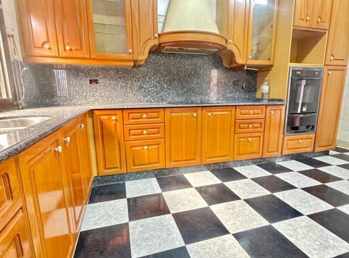 Casa · 180m² · 6 Ambientes · 1 Cochera