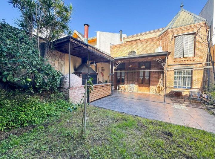 Casa · 241m² · 6 Ambientes · 1 Cochera