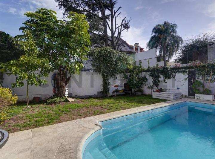 Casa · 248m² · 7 Ambientes · 2 Cocheras