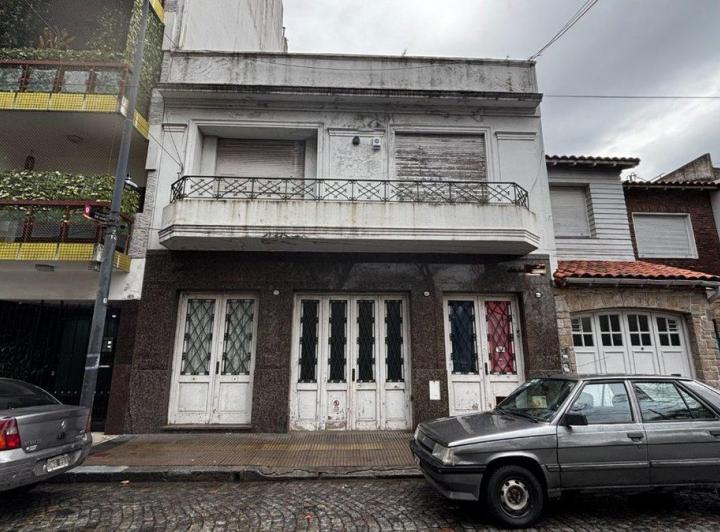 Casa · 384m² · 8 Ambientes · 1 Cochera