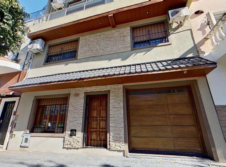 Casa · 370m² · 6 Ambientes · 2 Cocheras