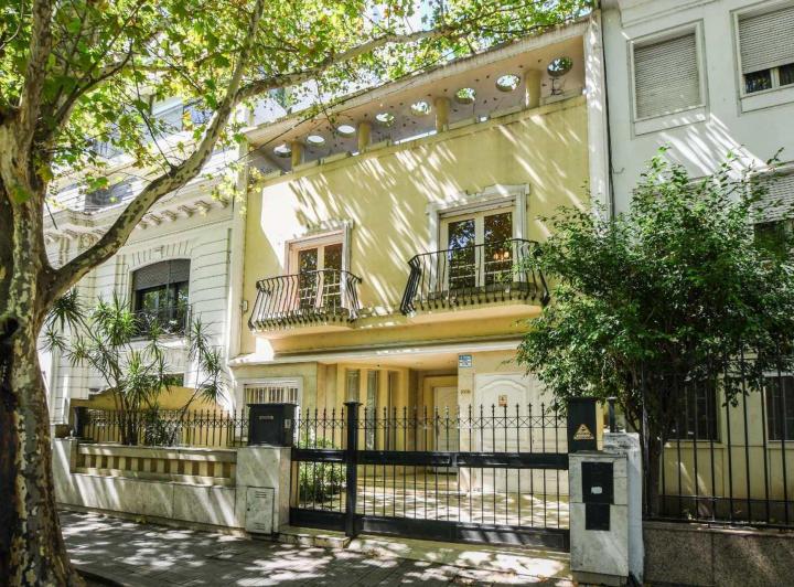 Casa · 307m² · 6 Ambientes · 1 Cochera