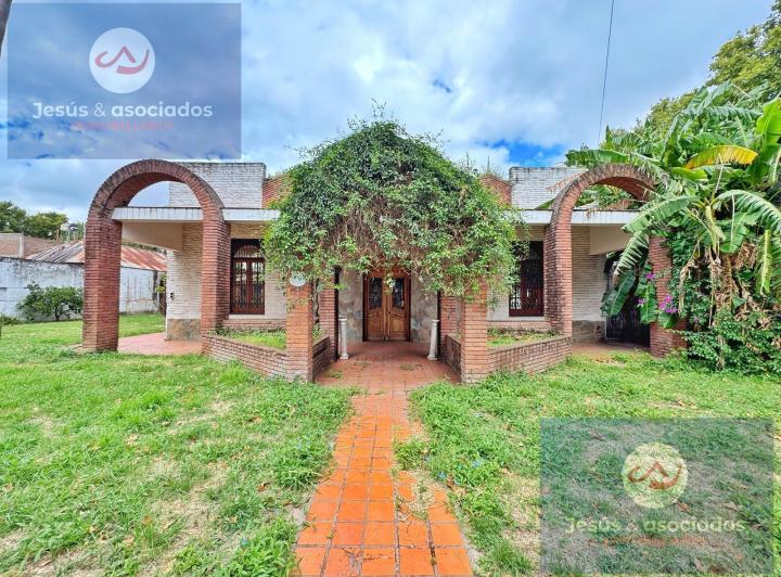 Casa · 372m² · 6 Ambientes · 2 Cocheras