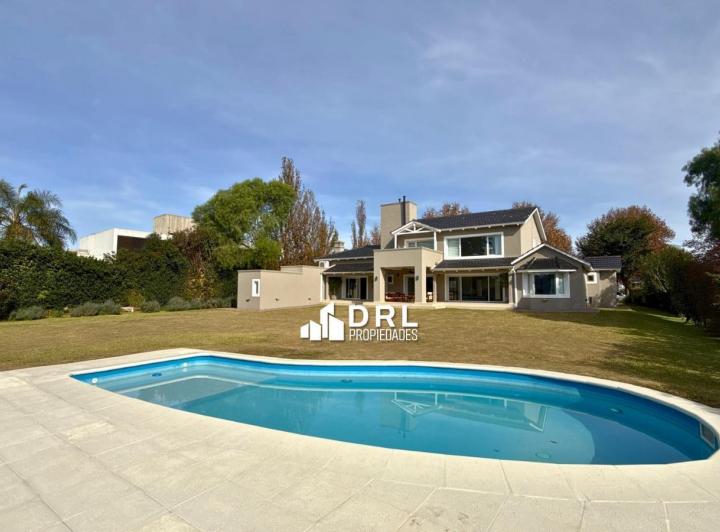 Casa · 1871m² · 3 Dormitorios · 3 Cocheras