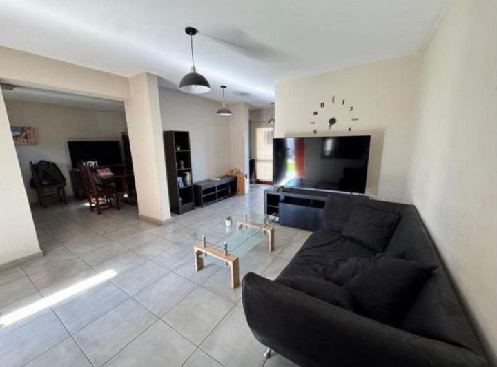Casa · 210m² · 4 Ambientes · 2 Cocheras
