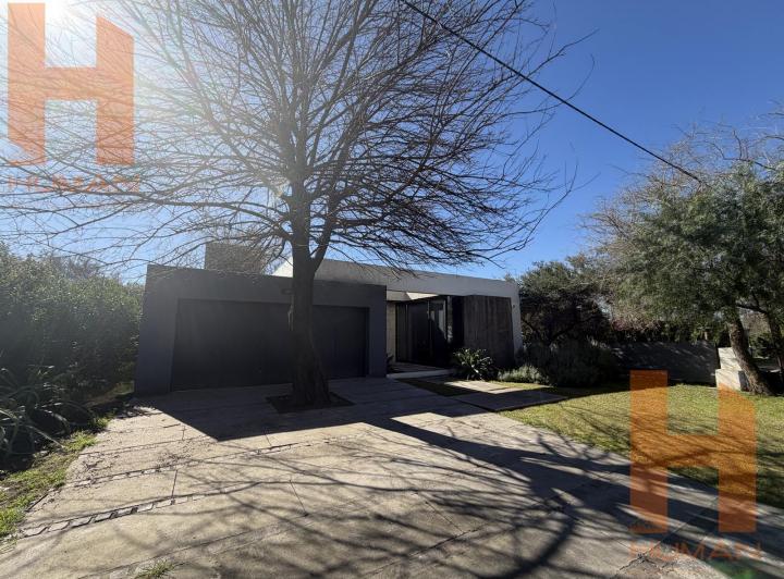 Casa · 250m² · 6 Ambientes · 4 Cocheras