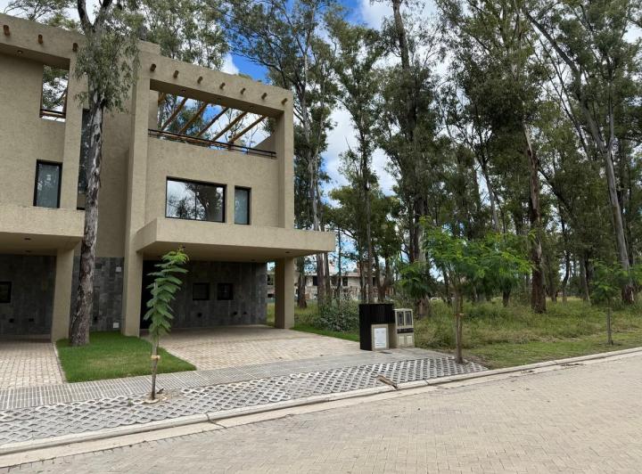 Casa · 220m² · 9 Ambientes · 2 Cocheras
