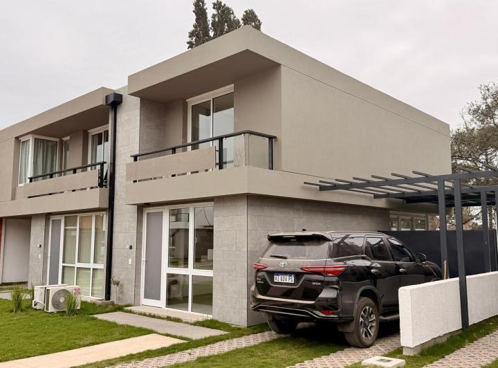 Casa · 110m² · 4 Ambientes · 2 Cocheras