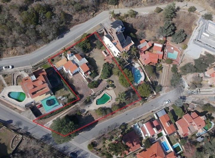 Casa · 254m² · 8 Ambientes · 2 Cocheras