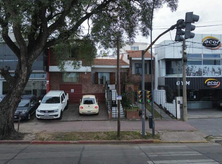 Casa · 330m² · 3 Ambientes · 1 Cochera