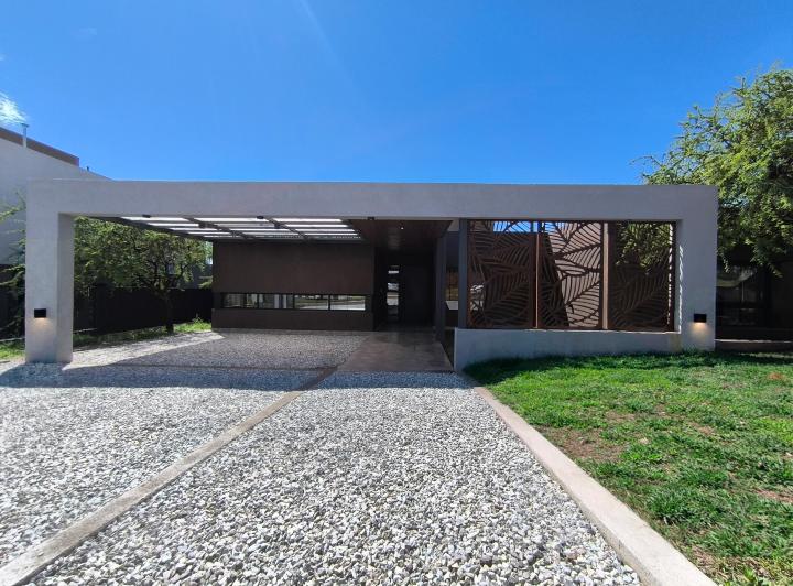 Casa · 230m² · 3 Dormitorios · 2 Cocheras